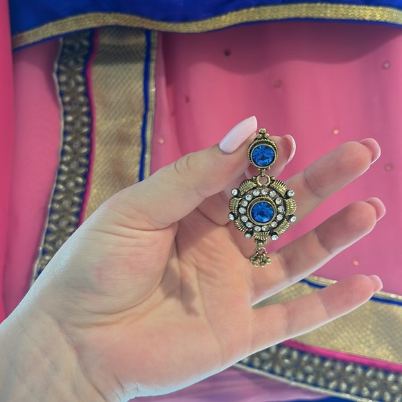 Saree, Never worn. Earrings and bangles - Picture 3 of 3